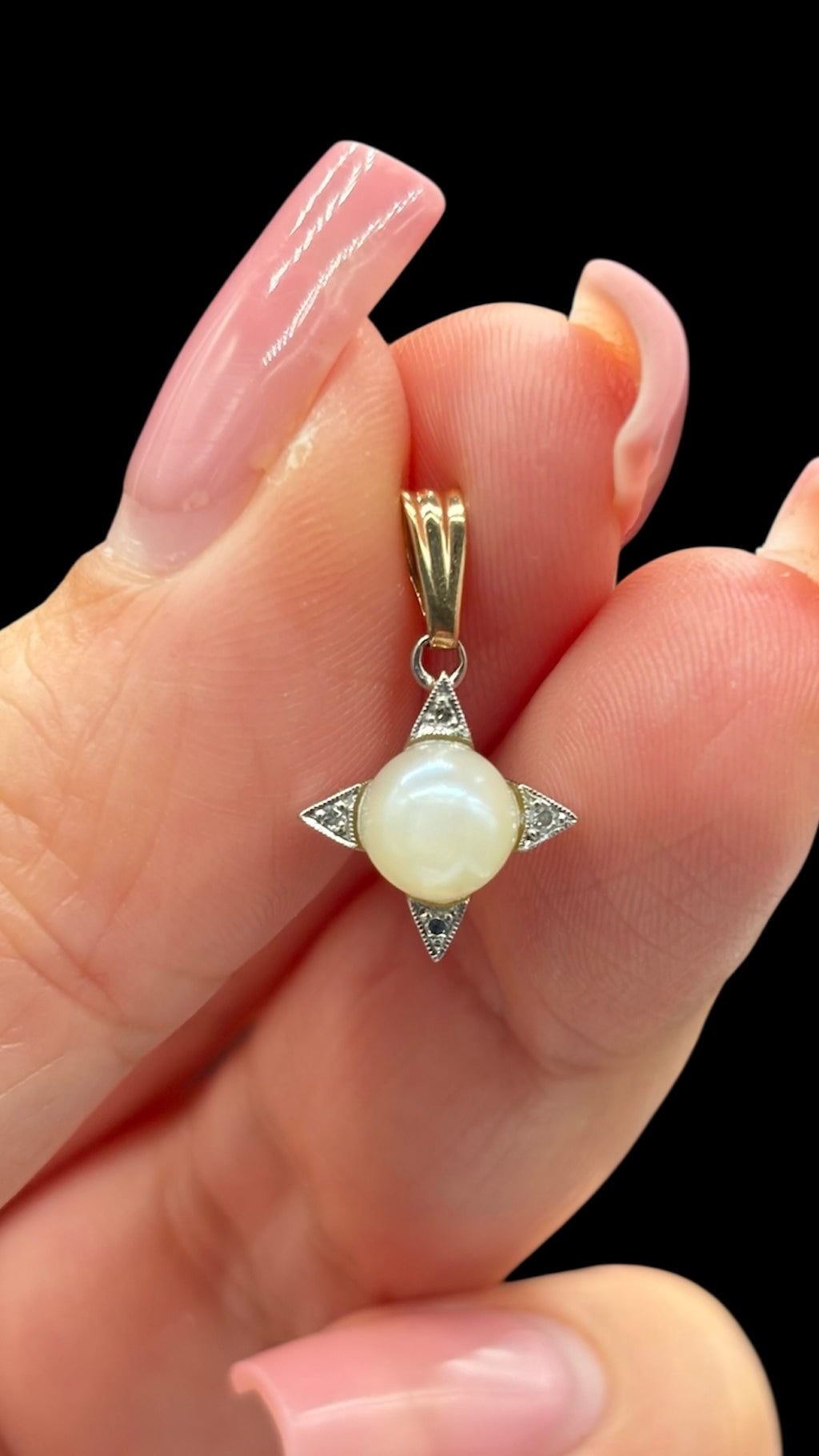 Front of 10k solid gold pearl and diamonds star charm